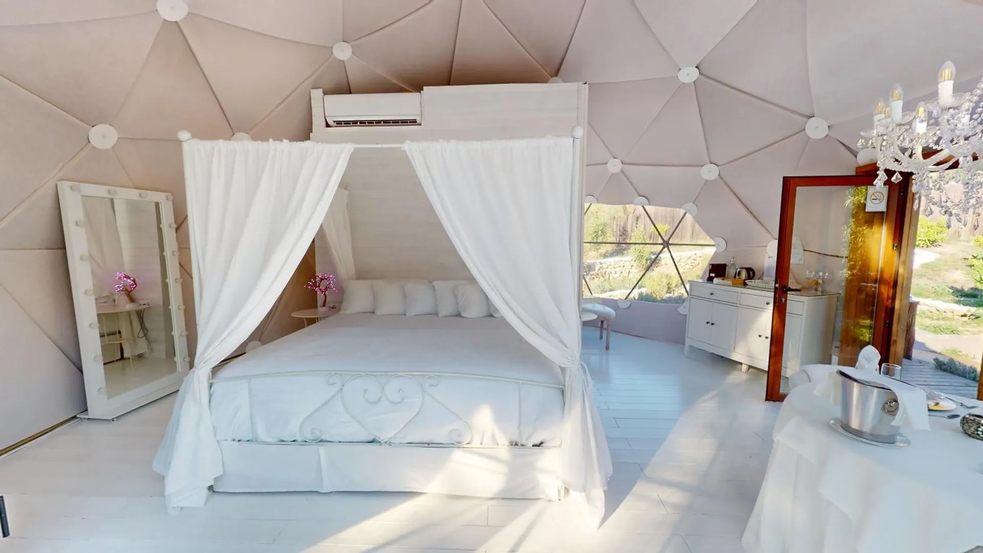Domo Suites Masía Cal Geperut Badalona Campo de lujo